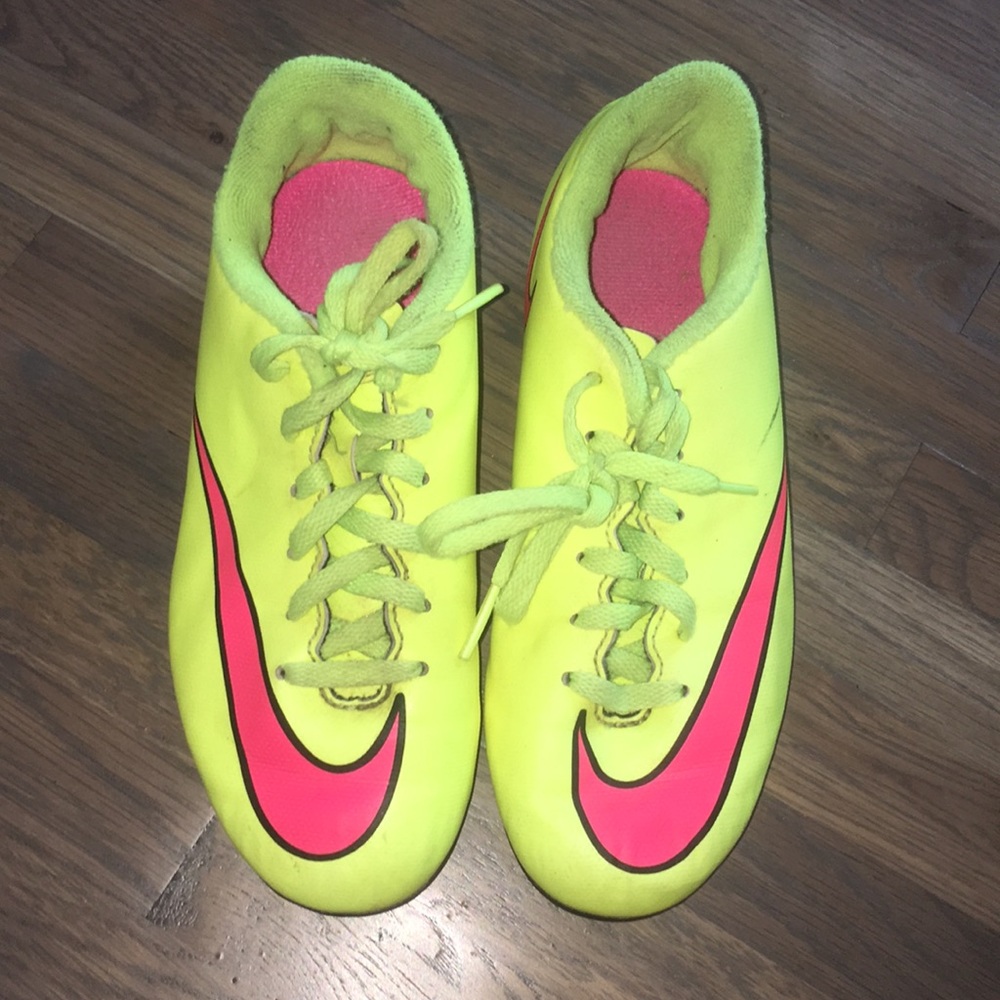 kids soccer cleats